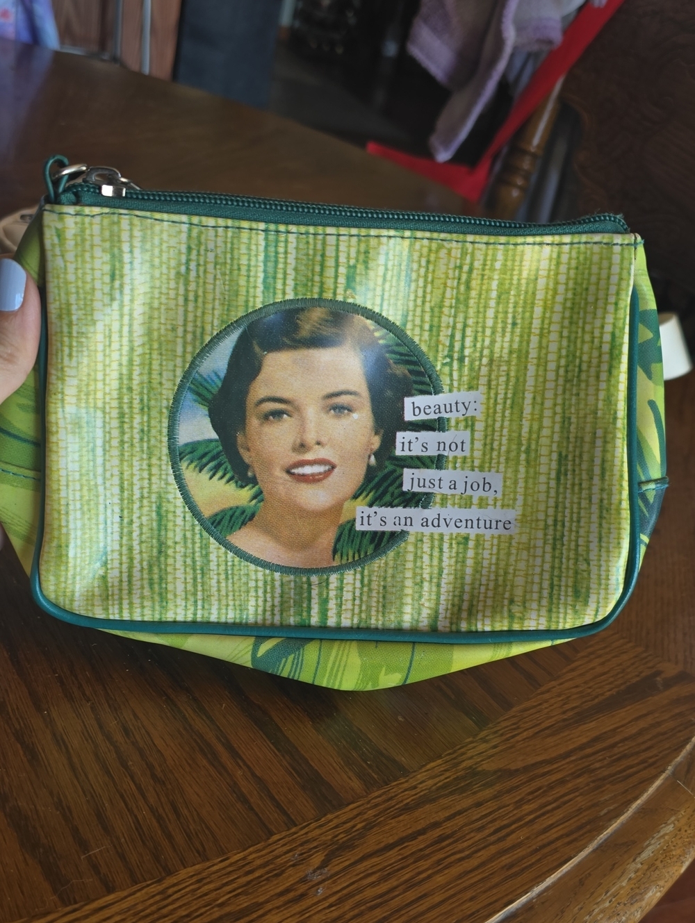 Vintage-Inspired Green Cosmetic Pouch - Beauty Quote